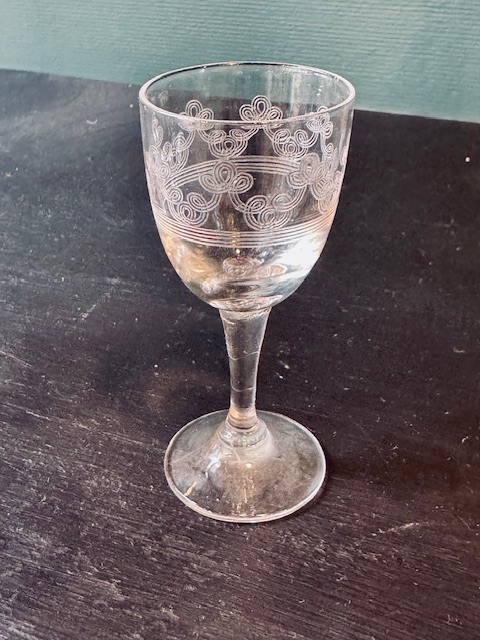 8 verres à liqueur gravés