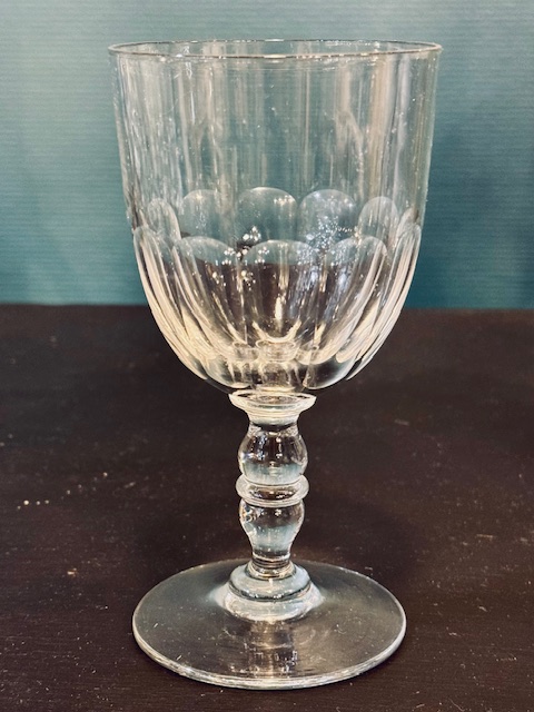 8 verres à pied anciens