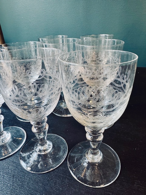 8 verres à vin rouge ciselés