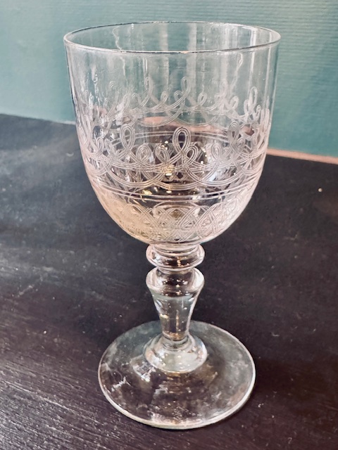 8 verres à vin rouge ciselés