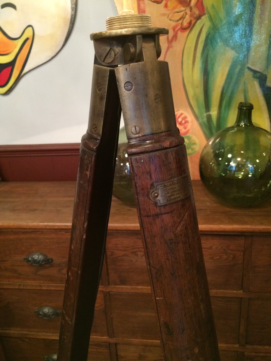 Lampadaire trépied de géomètre