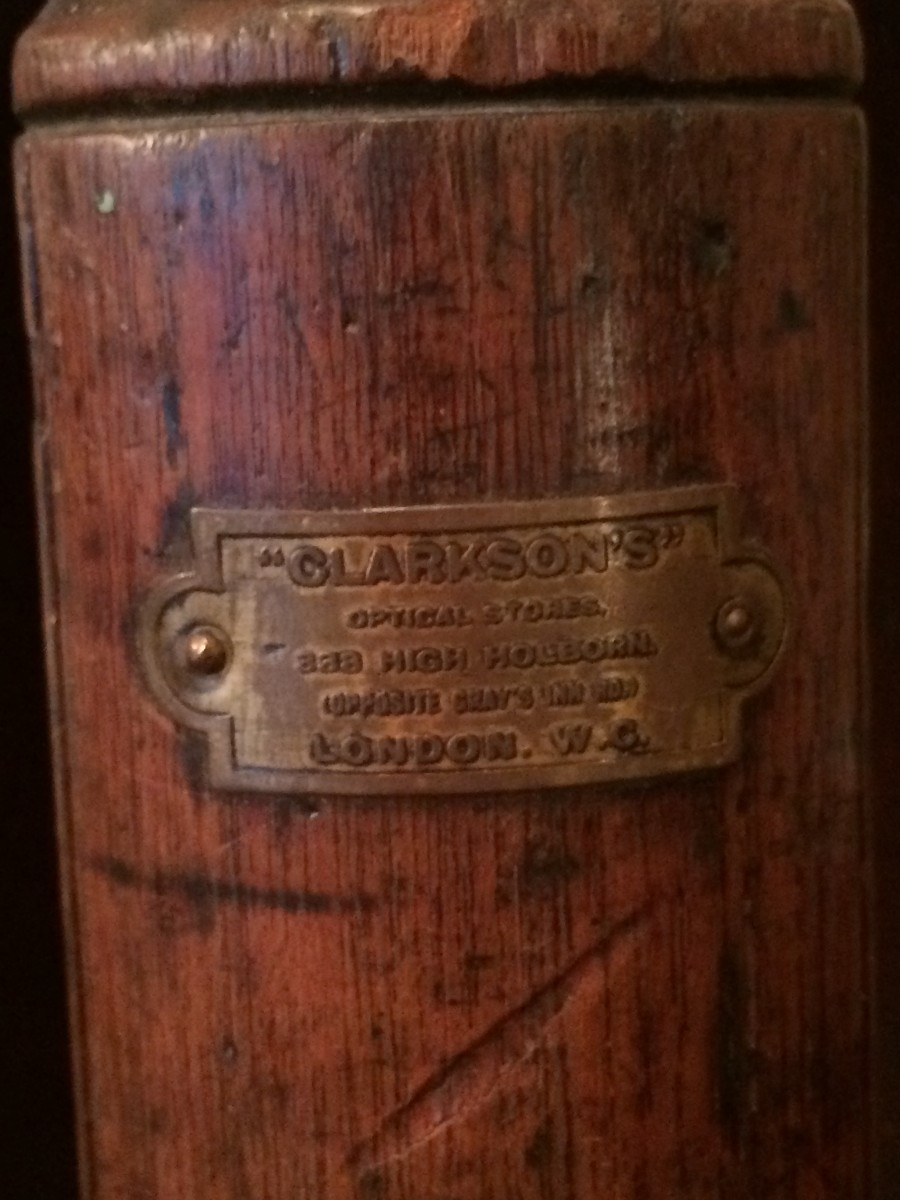 Lampadaire trépied de géomètre