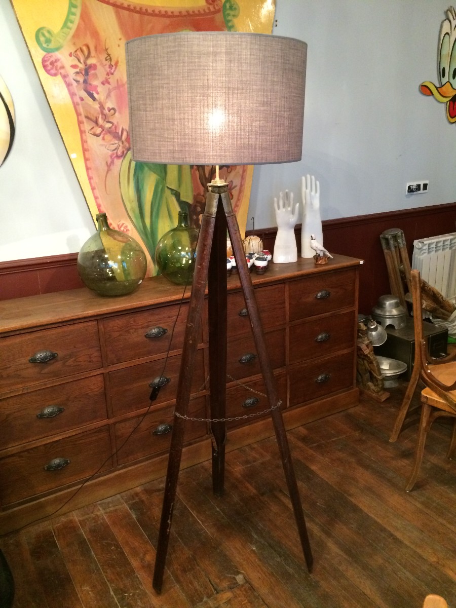 Lampadaire trépied de géomètre