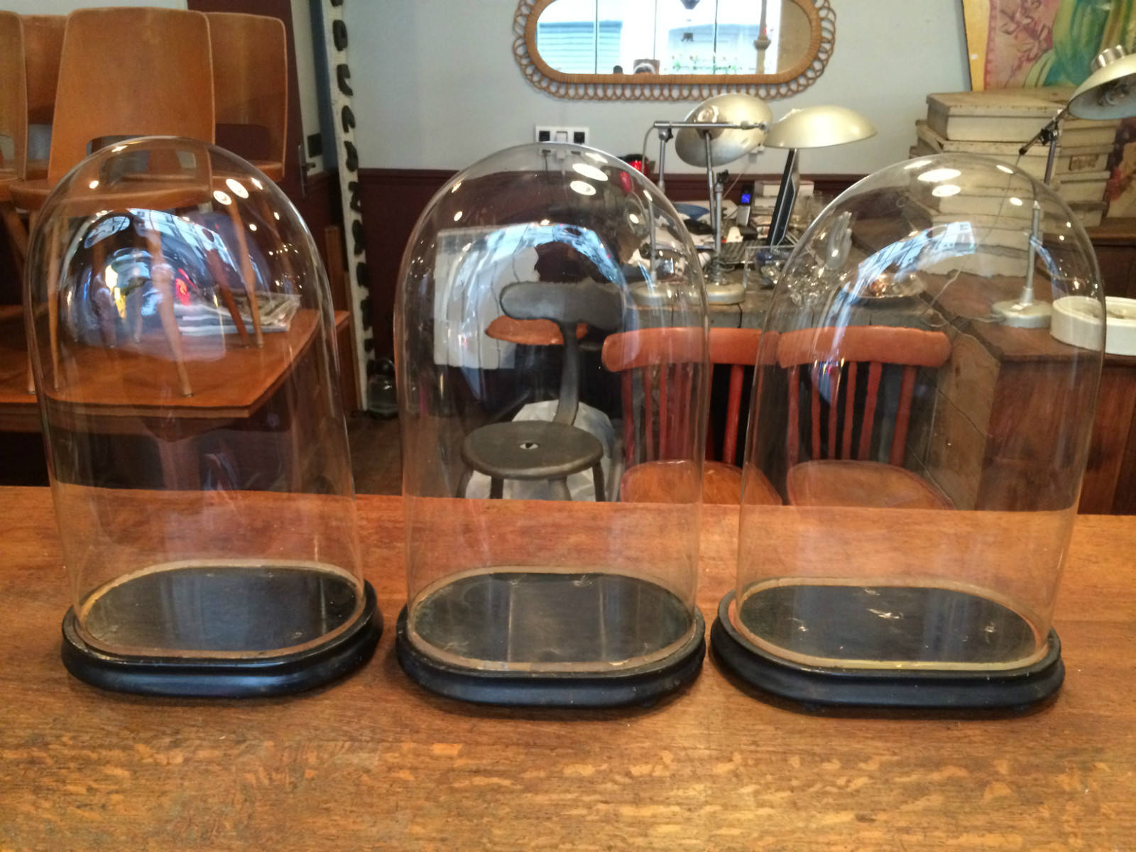 Série de 3 globes en verre ancien avec socles