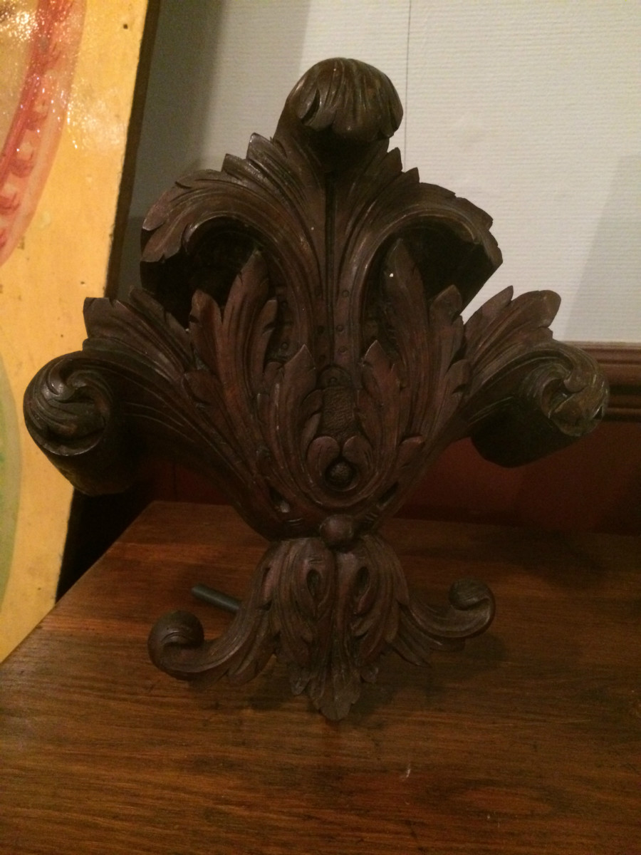 Pièce d'ornement en bois sculpté sur socle
