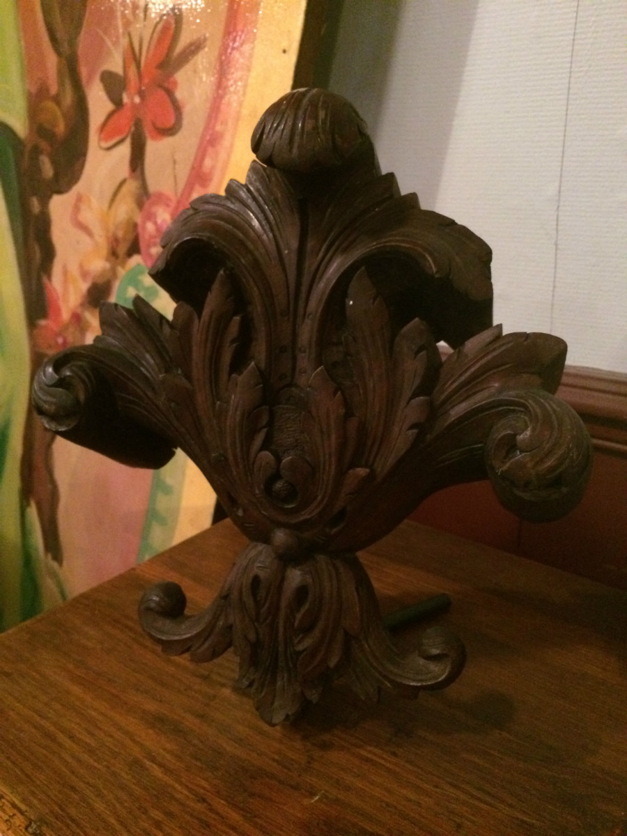 Pièce d'ornement en bois sculpté sur socle