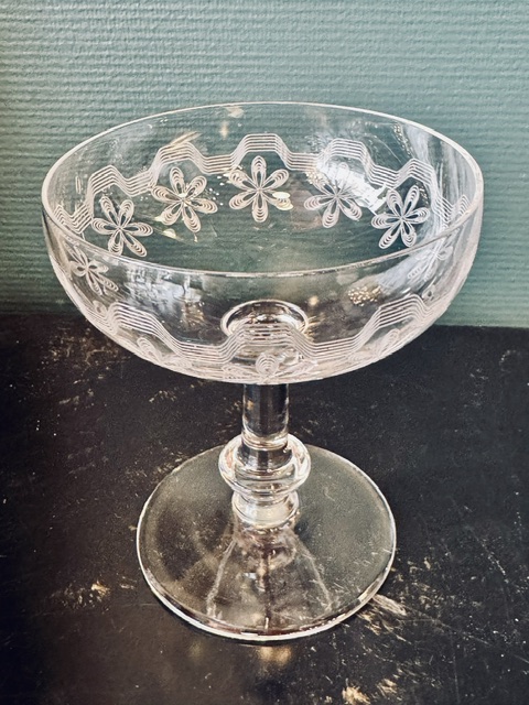 9 coupes à chamapgne en cristal ciselé