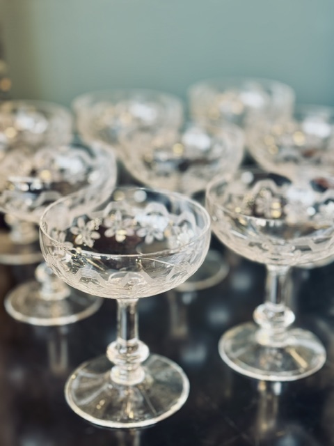 9 coupes à chamapgne en cristal ciselé