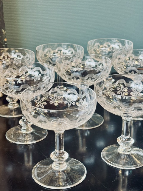 9 coupes à chamapgne en cristal ciselé