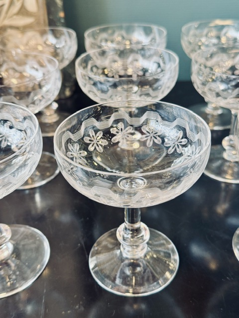 9 coupes à chamapgne en cristal ciselé