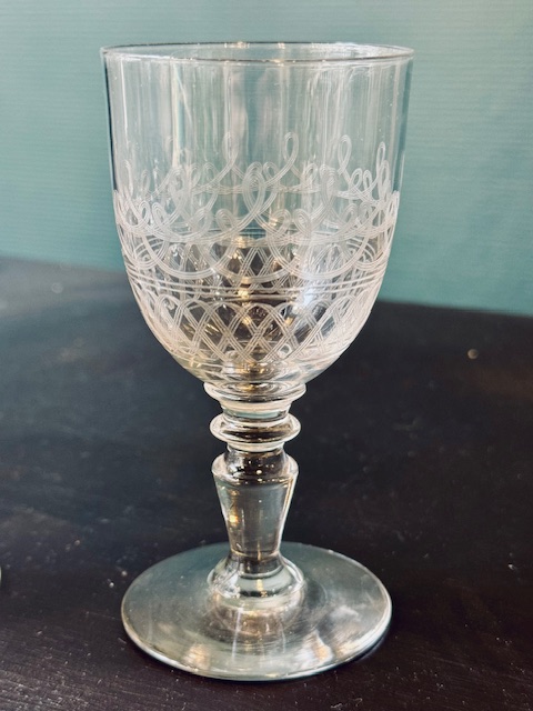 9 grands verres à eau ou à vin verre gravé