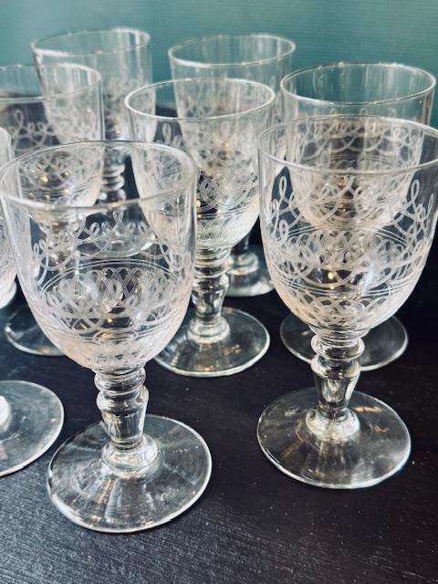 9 grands verres à eau ou à vin verre gravé