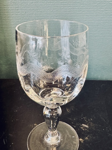 9 verres à pieds en verre gravé