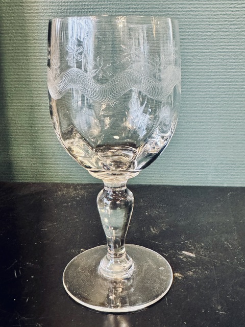 9 verres à pieds en verre gravé