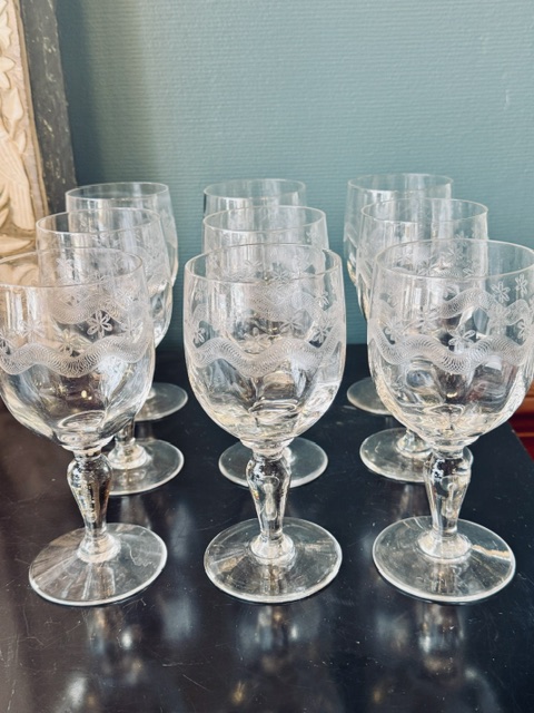 9 verres à pieds en verre gravé