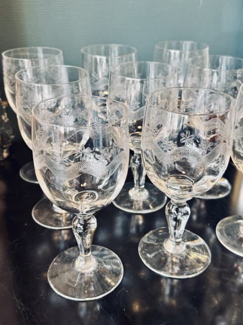 9 verres à pieds en verre gravé
