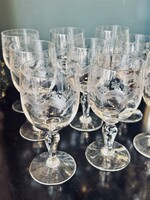 9 verres à pieds en verre gravé