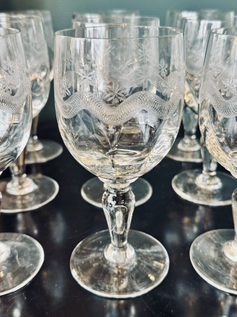 9 verres à pieds en verre gravé
