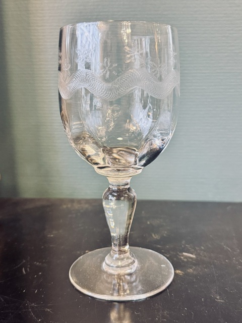 9 verres à pieds en verre gravé