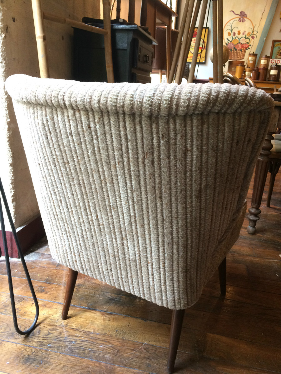 Fauteuil cocktail vintage velours cotelé à pieds compas 