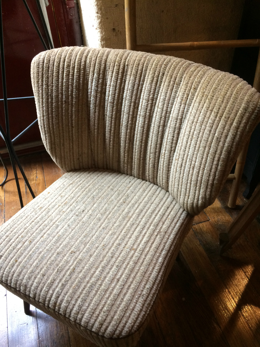 Fauteuil cocktail vintage velours cotelé à pieds compas 