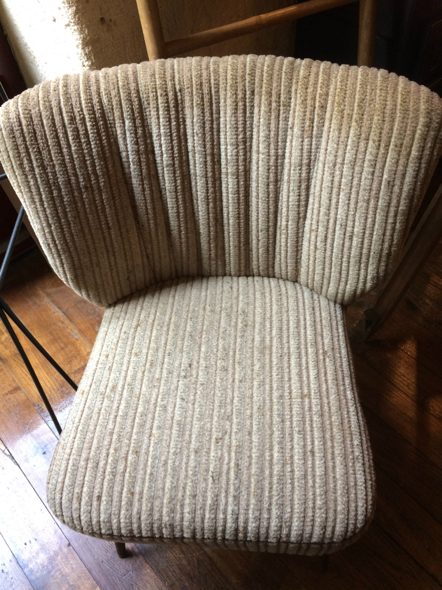 Fauteuil cocktail vintage velours cotelé à pieds compas 