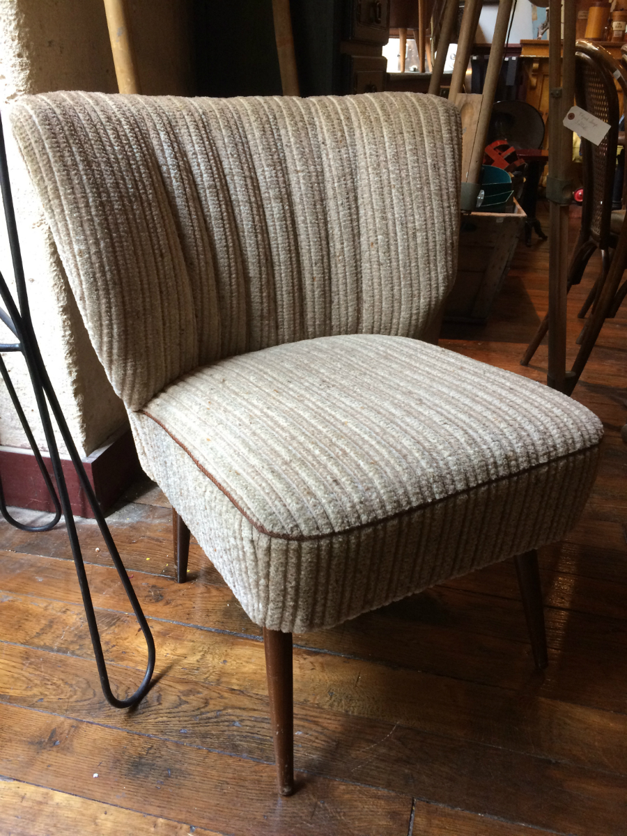 Fauteuil cocktail vintage velours cotelé à pieds compas 