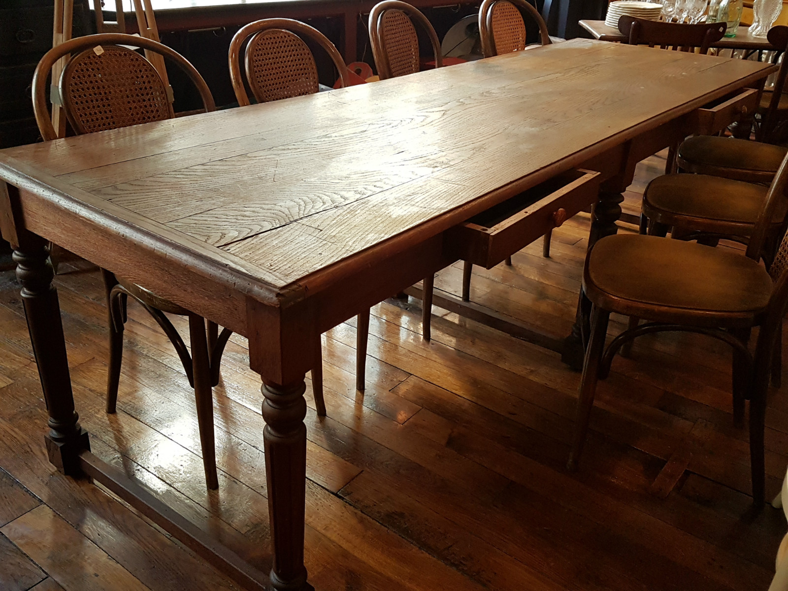 Table de drapier en chêne à pieds tournés