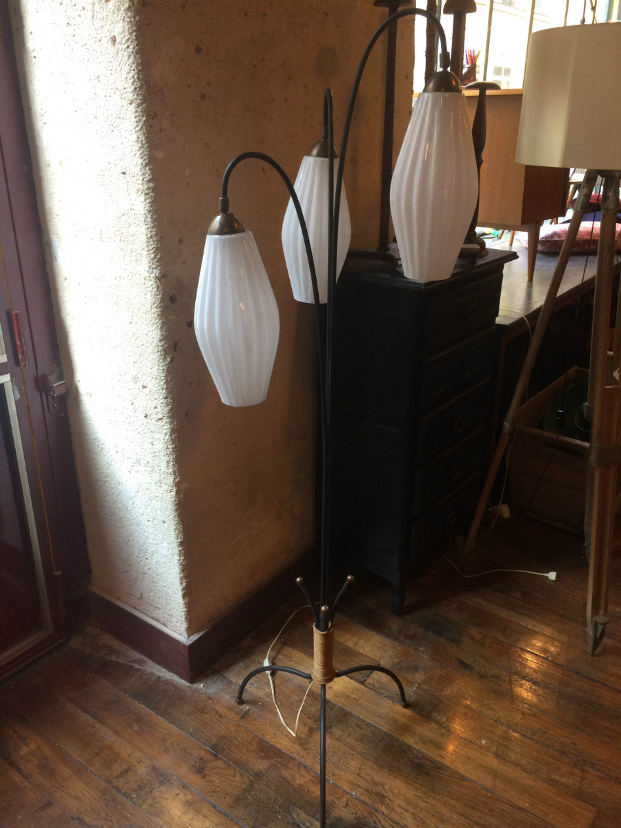 Lampadaire vintage avec 3 globes opaline année 50 et décor en corde