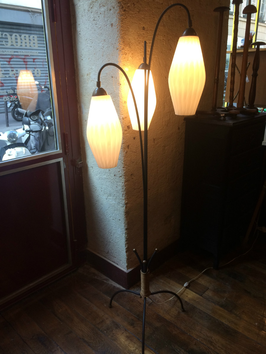 Lampadaire vintage avec 3 globes opaline année 50 et décor en corde