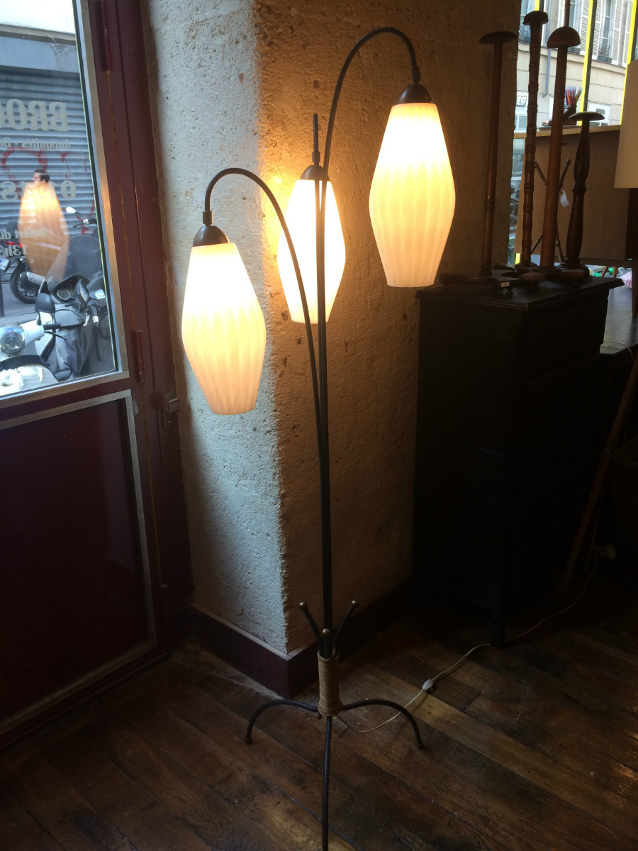 Lampadaire vintage avec 3 globes opaline année 50 et décor en corde