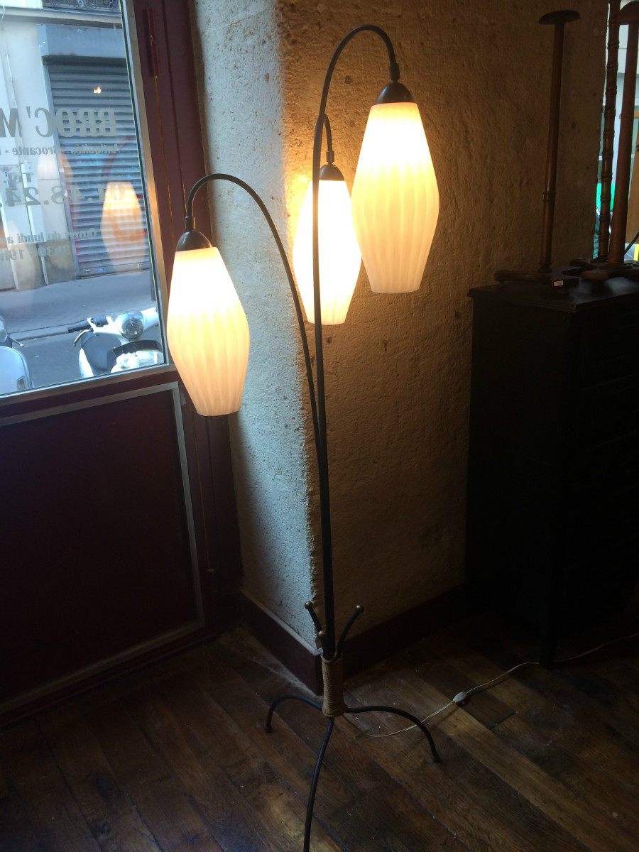 Lampadaire vintage avec 3 globes opaline année 50 et décor en corde