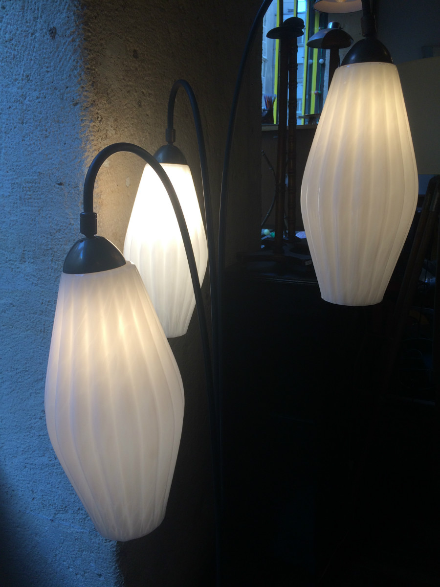 Lampadaire vintage avec 3 globes opaline année 50 et décor en corde