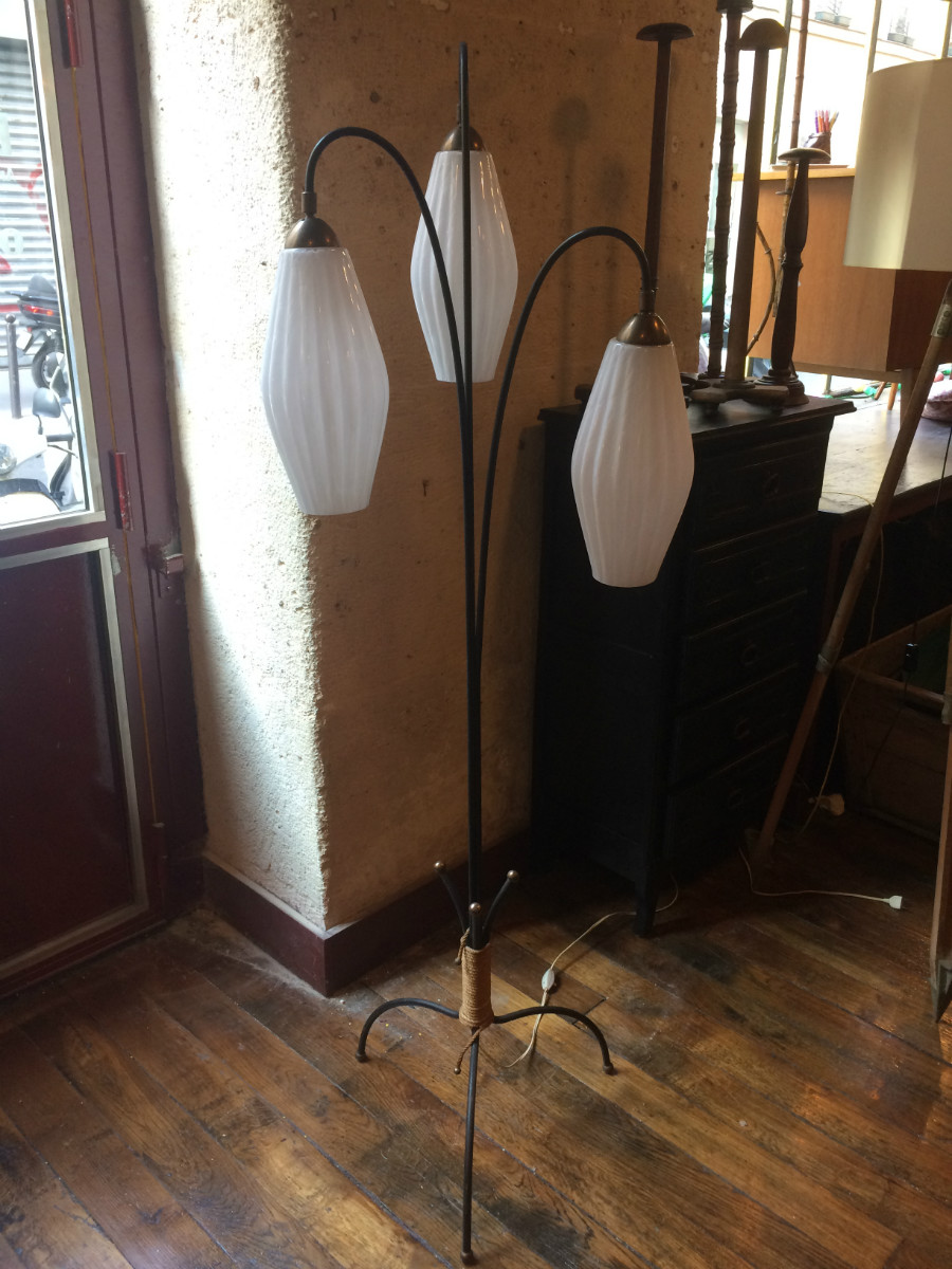 Lampadaire vintage avec 3 globes opaline année 50 et décor en corde