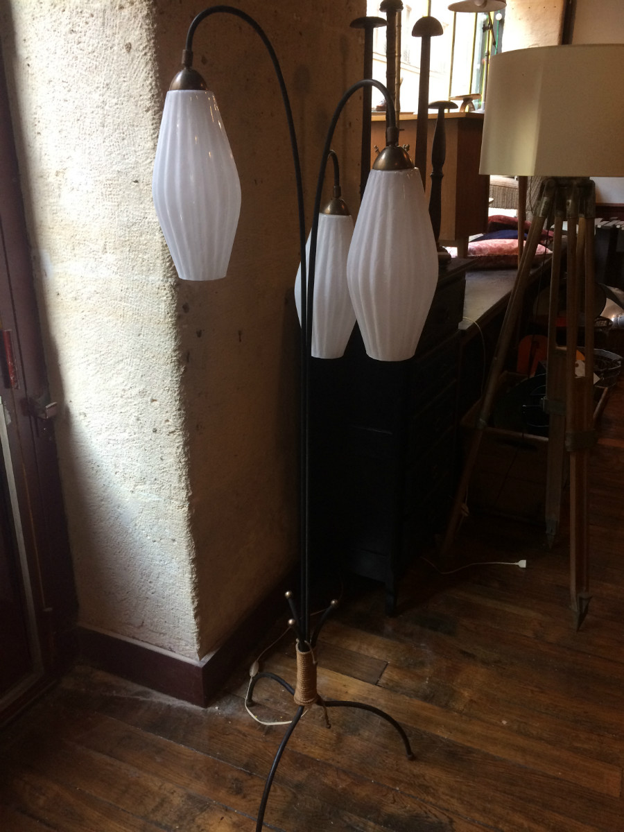 Lampadaire vintage avec 3 globes opaline année 50 et décor en corde