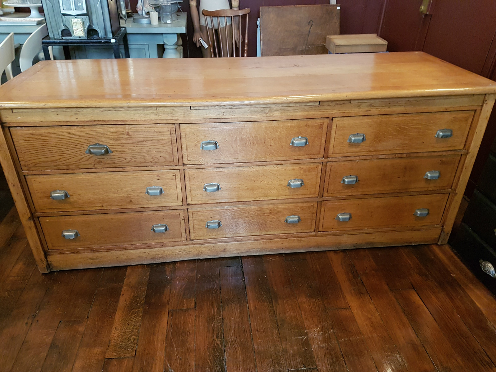 Meuble de magasin en chêne clair massif