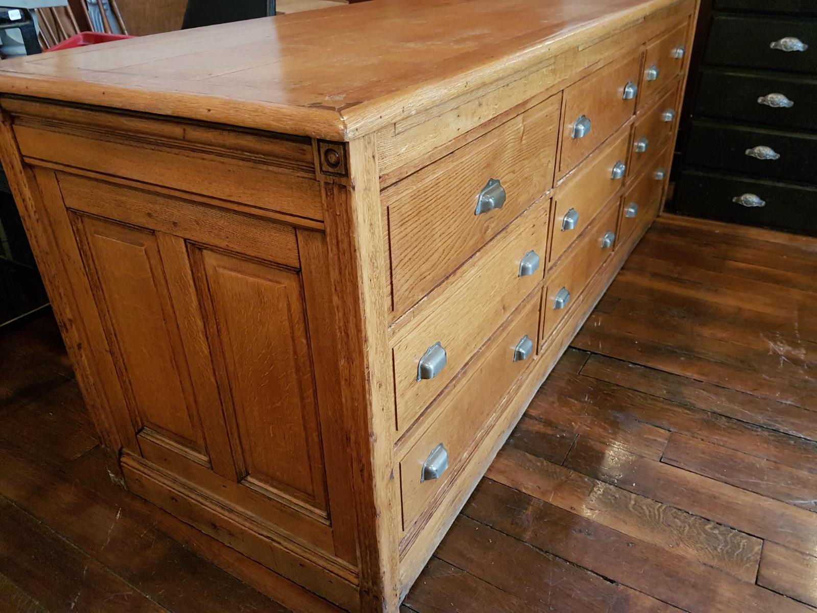 Meuble de magasin en chêne clair massif