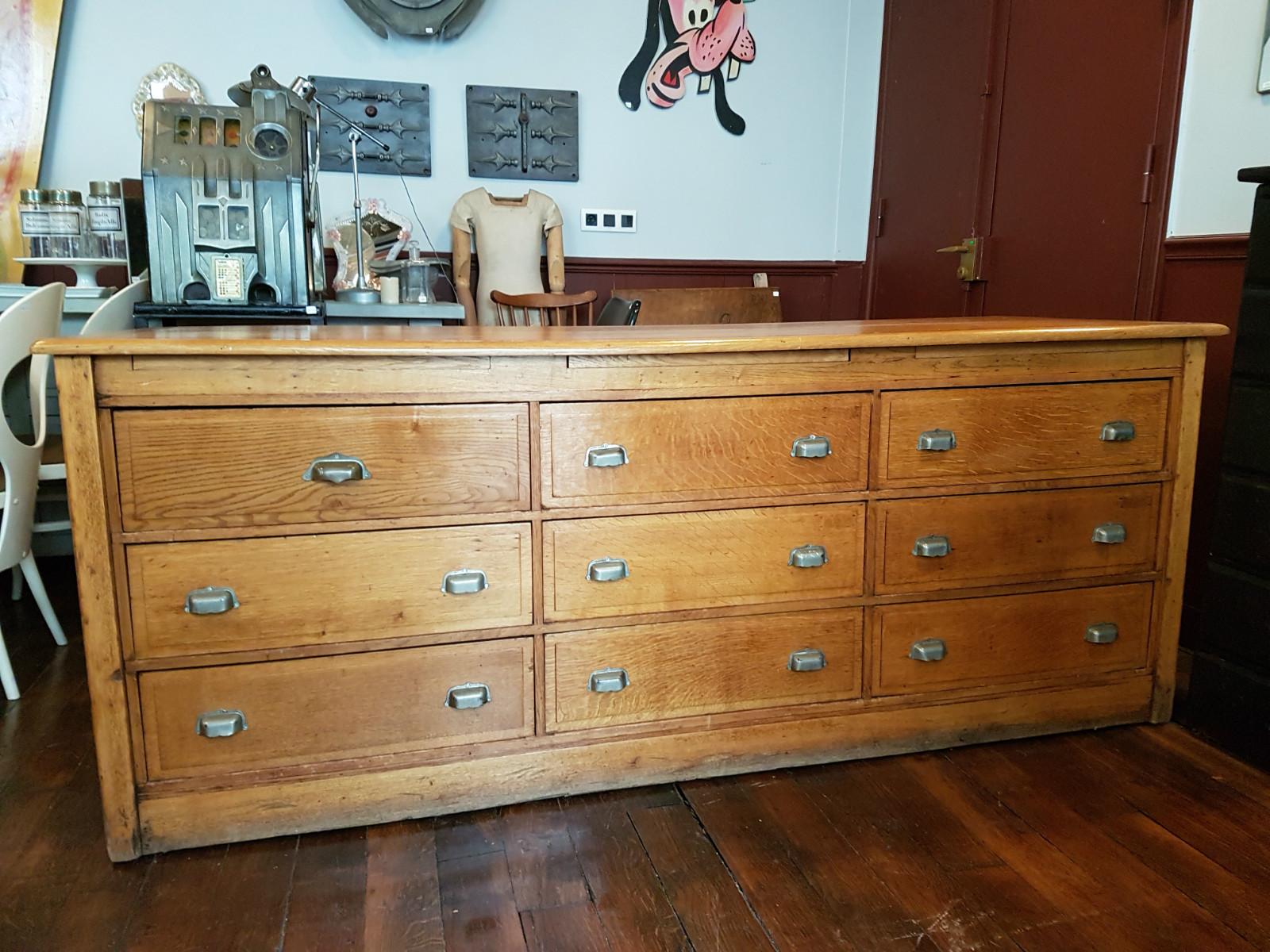 Meuble de magasin en chêne clair massif