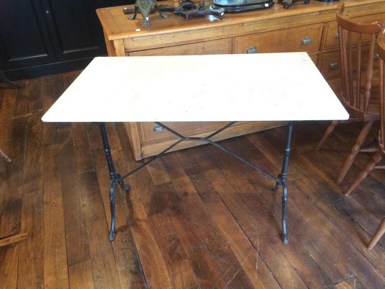 Table de bistrot en marbre et pied en fonte