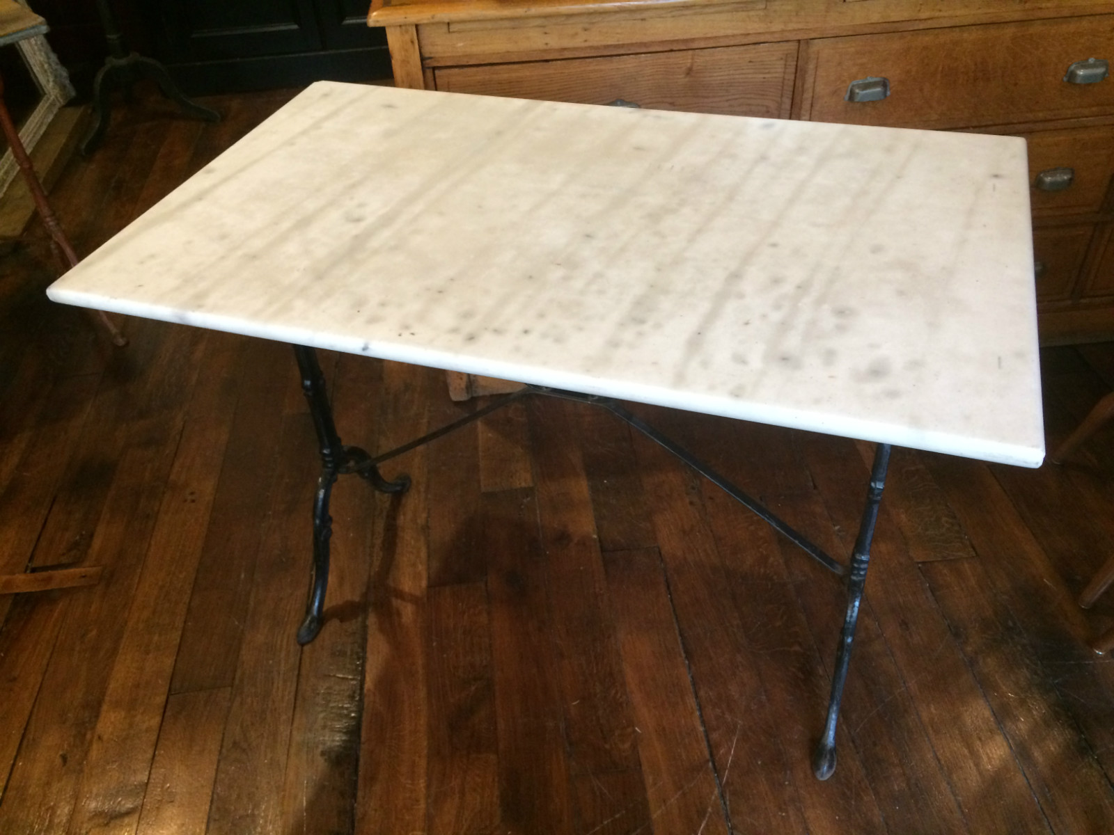 Table de bistrot en marbre et pied en fonte