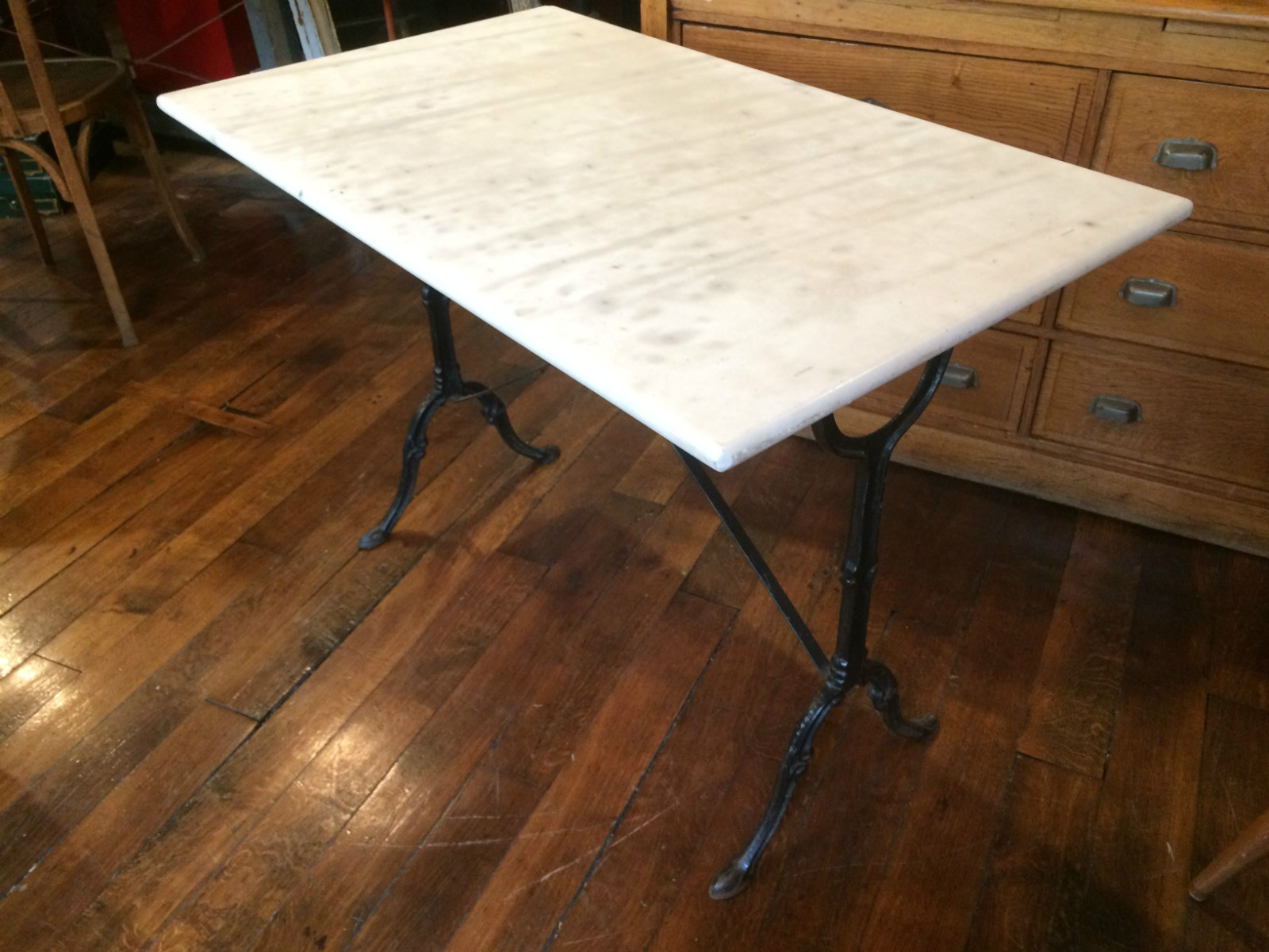 Table de bistrot en marbre et pied en fonte