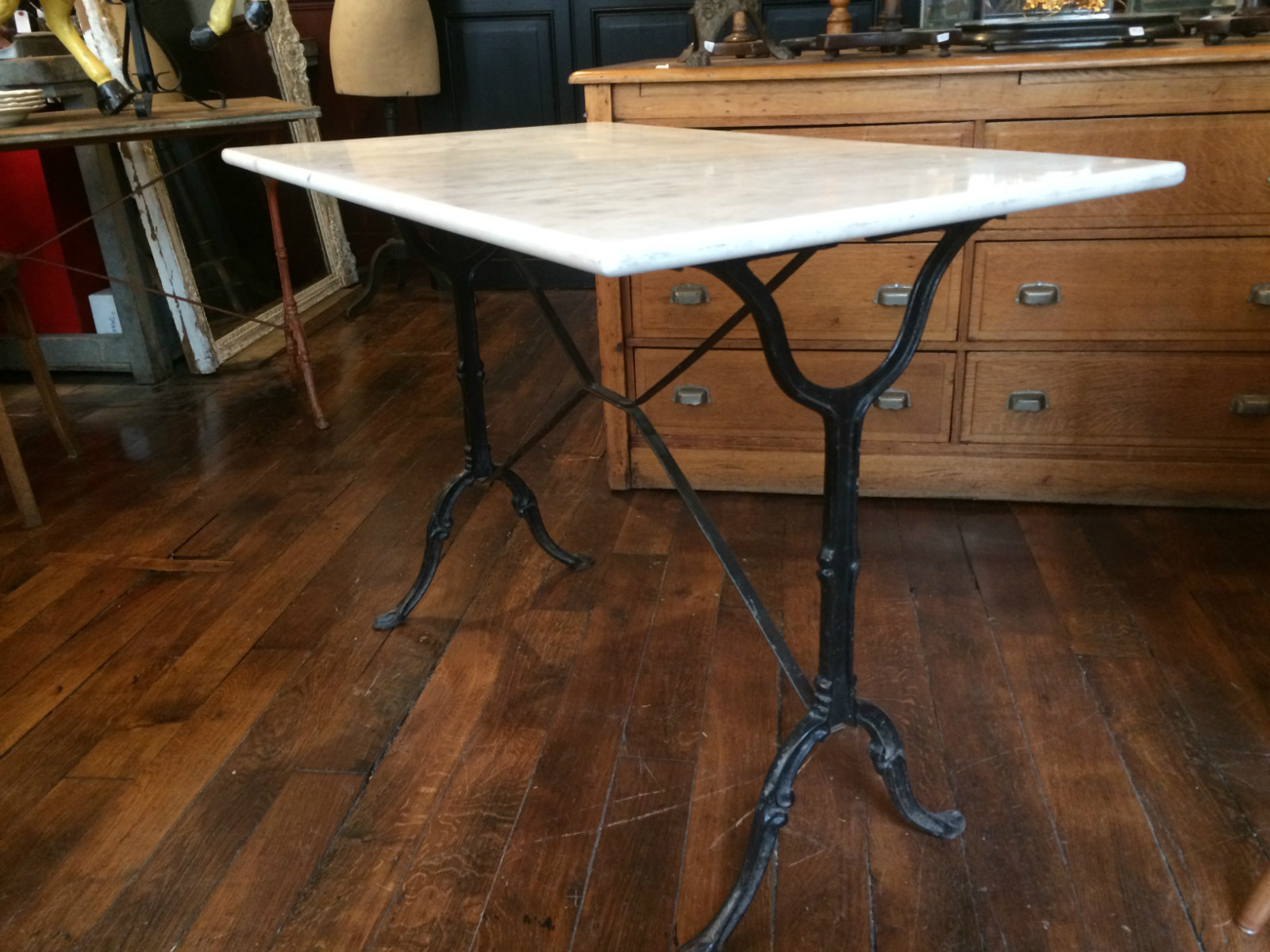 Table de bistrot en marbre et pied en fonte