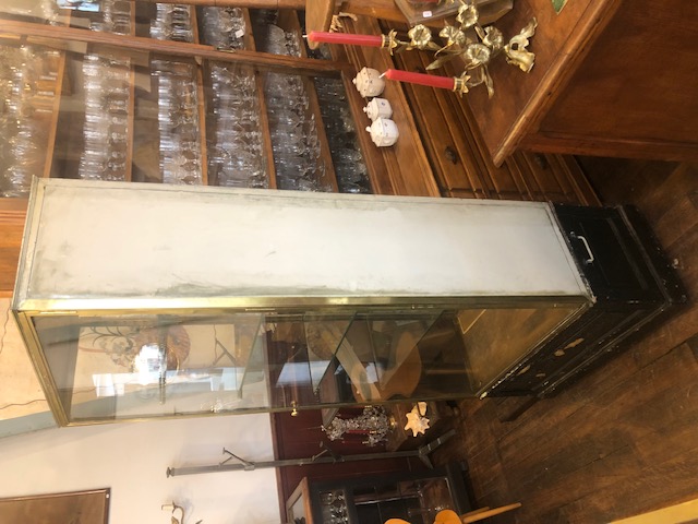 Ancienne vitrine de magasin en laiton sur socle 