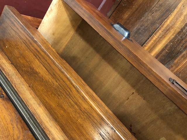 Bibliothèque d'école ancienne à tiroirs 