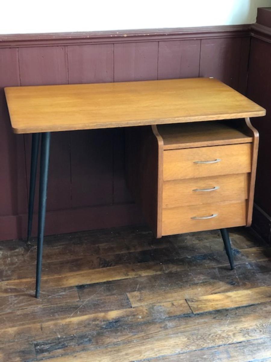 Bureau et sa chaise Baumann à pied compas 