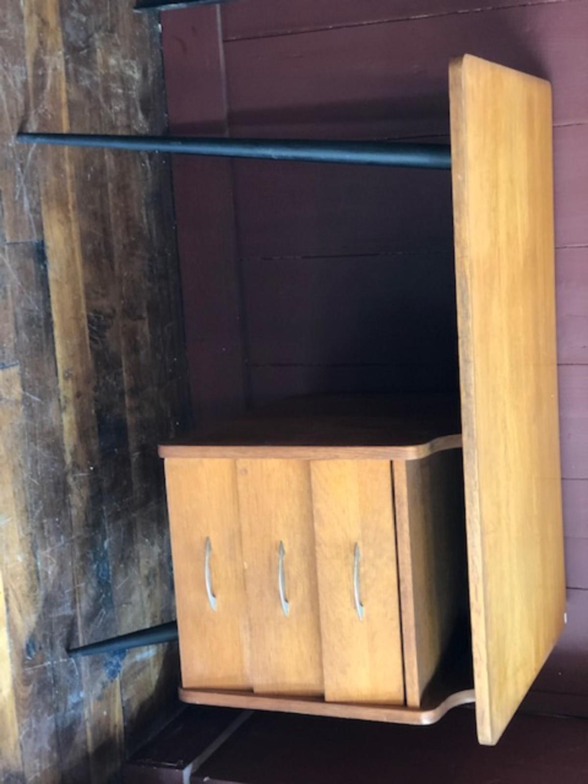 Bureau et sa chaise Baumann à pied compas 
