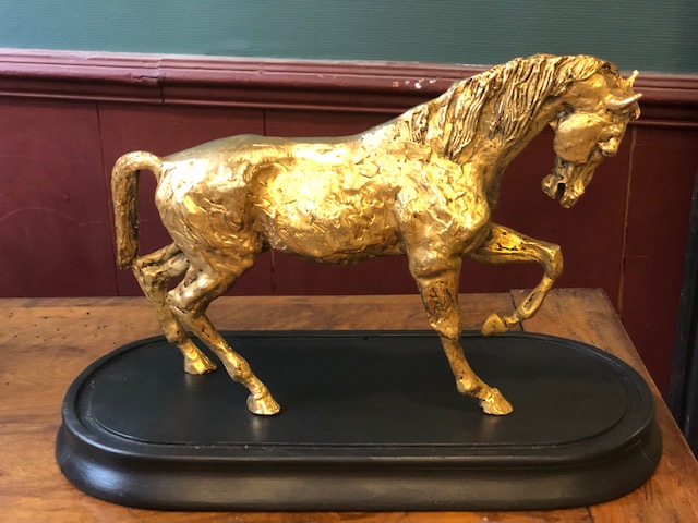 Cheval en métal doré vintage