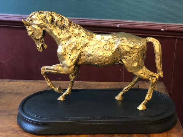 Cheval en métal doré vintage