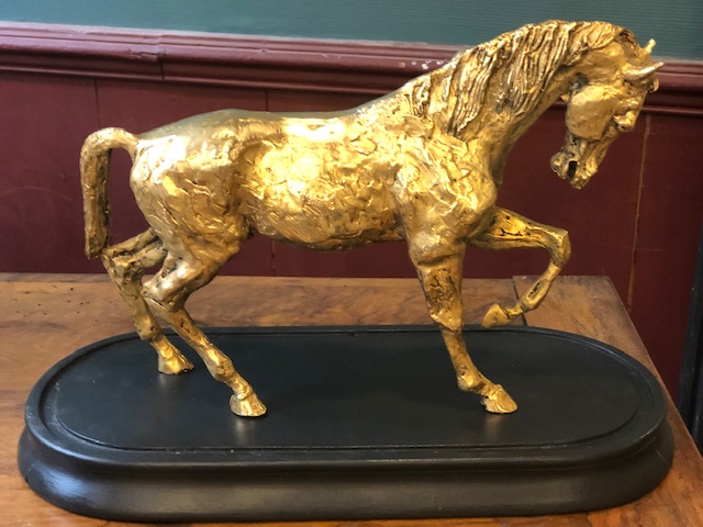 Cheval en métal doré vintage