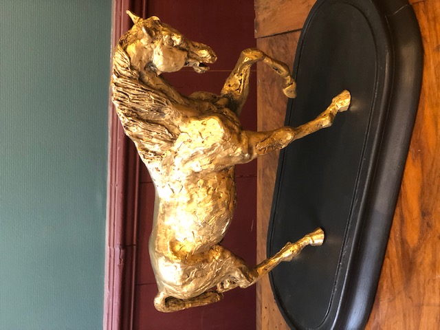 Cheval en métal doré vintage